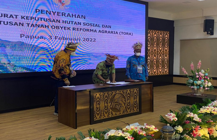 Jokowi Serahkan SK Perhutanan Sosial dan TORA di Papua Secara Virtual